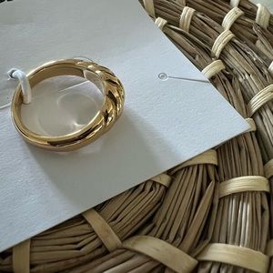 ASOS DESIGN waterproof stainless steel ring &
in twist design